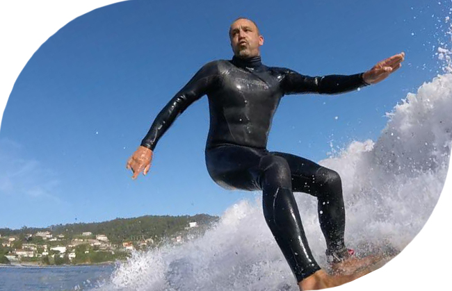 Luis Otero practicando surf